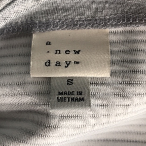 A New Day gray oversized everyday basic slightly cropped top, size S, crew neck - Picture 8 of 9
